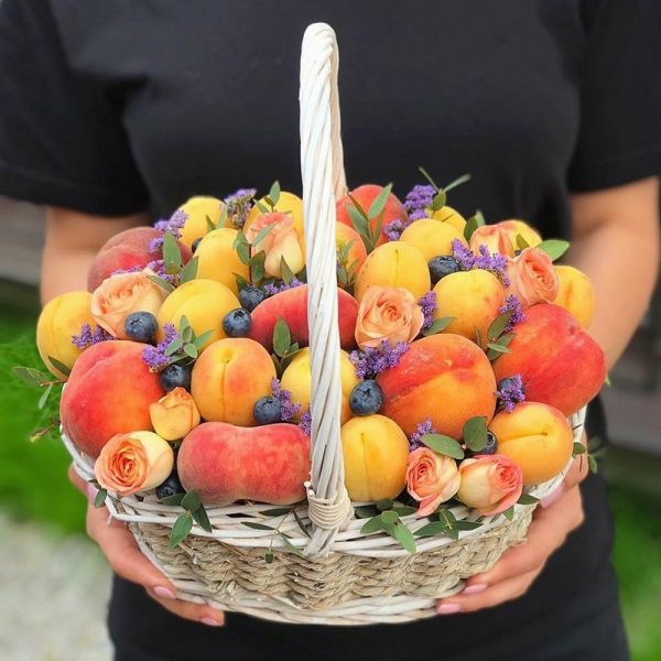 Корзина с персиками и абрикосами — Букеты из фруктов сухофруктов