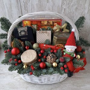 Новогодняя корзина «Снеговик» — Съедобные букеты