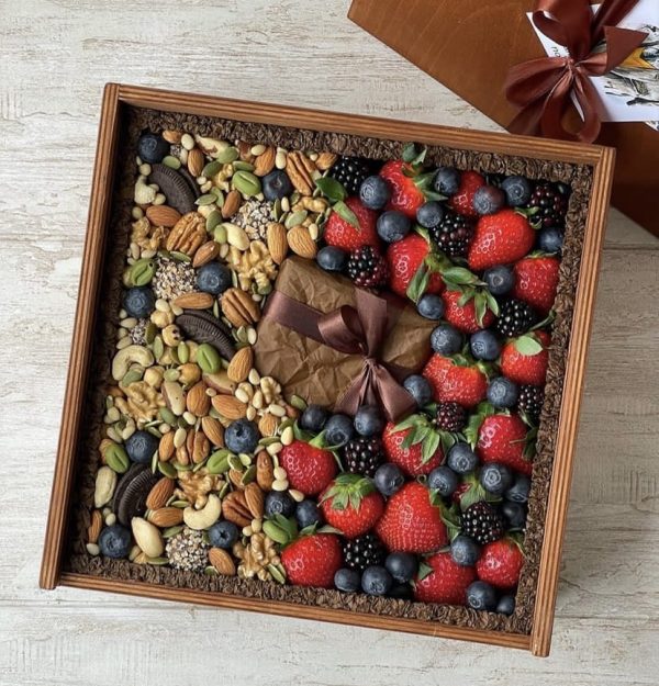 Ящик с сухофруктами и ягодами "Сладкое чудо"