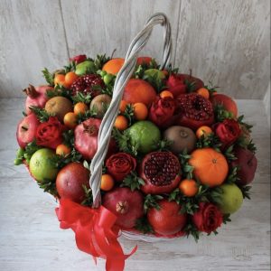 Корзина с фруктами «Любимый сад» — Букеты из красных фруктов