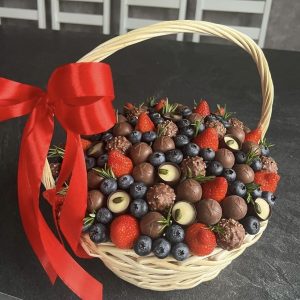 Корзина со сладостями «Любимой женщине» — Букеты с конфетами Ферреро Роше