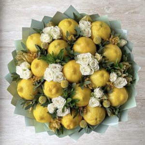 Букет из лимонов и кустовых роз — Съедобные букеты