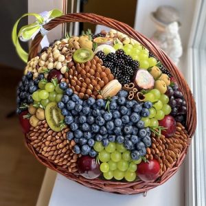 Корзина с орехами и ягодами — Съедобные букеты