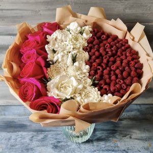 Малиновый арт-букет с цветами