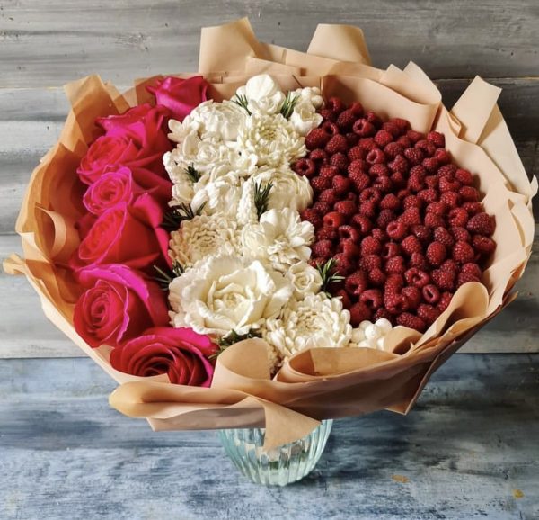 Малиновый арт-букет с цветами — Съедобные букеты