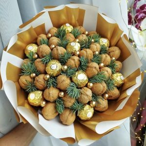 Букет из грецких орехов и конфет — Букеты из Рафаэлло и Ферреро Роше