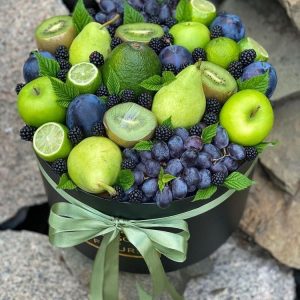 Зеленый букет с ягодами — Букеты из груш