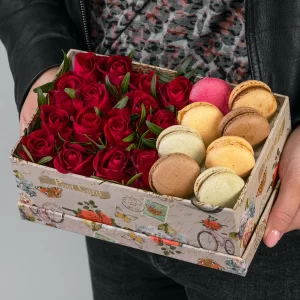 15 красных роз в коробке с макарони