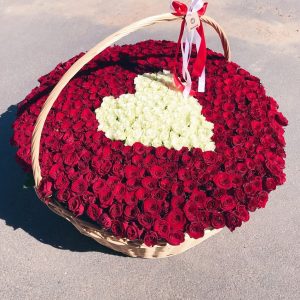 Большая корзина с розами «Сердце» — 450 роз