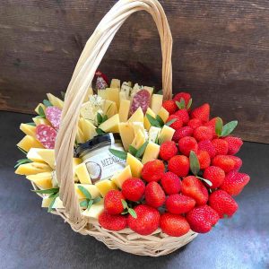 Корзина «Гурман» из ягод и сыра — Съедобные букеты