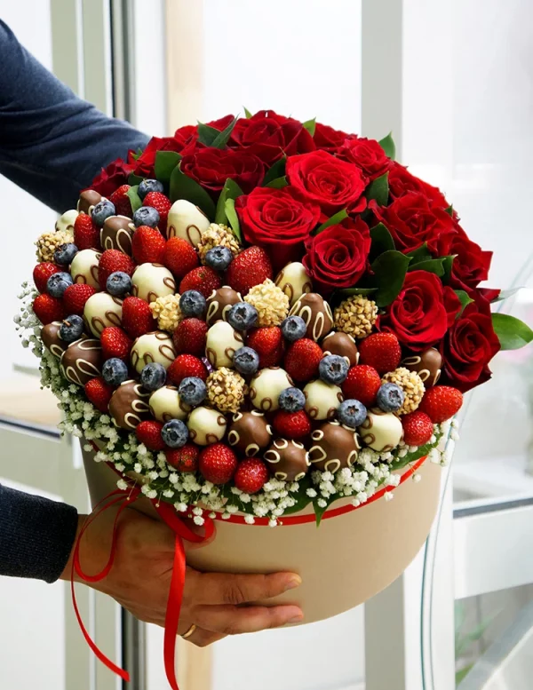 Коробка с розами и клубникой в шоколаде