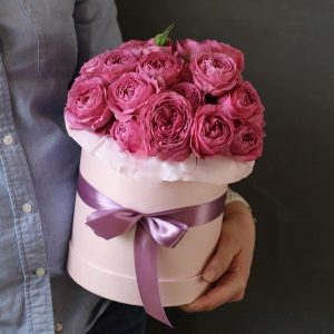 15 пионовидных роз Бомбастик в коробке — Розы