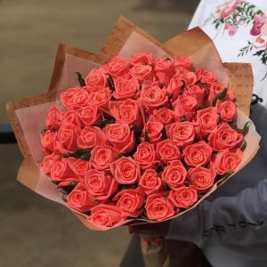 Букет из 51 коралловой розы 50 см — Розы