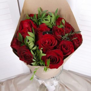 Букет из 15 бордовых роз 60 см — 15 роз в упаковке