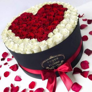 101 красно-белая роза в коробке — 100 роз