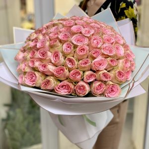 Букет 101 розовая пионовидная роза — 100 роз