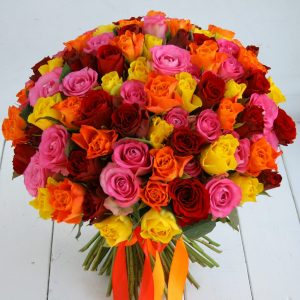 Букет из 51 яркой розы 60 см — 50 роз