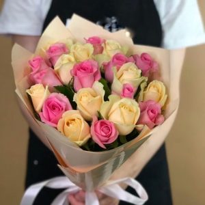 Букет из 25 кремовых и розовых роз (60 см) — Розы