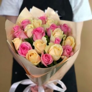 25 кремовых и розовых роз (70 см) в упаковке — 25 роз микс