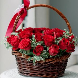 15 красных роз в корзине — Розы