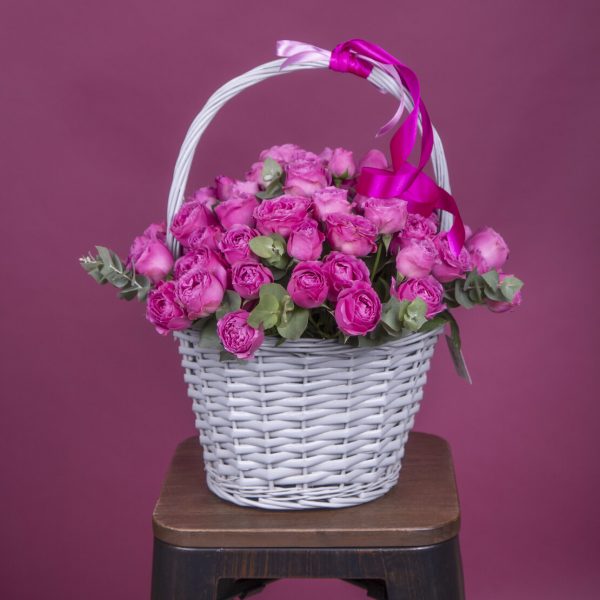 Розовые пионовидные розы в корзине
