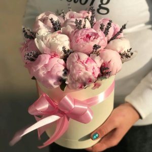 15 розовых пионов Сара Бернар в коробке — Пионы