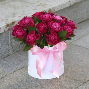 Букет из 15 малиновых роз в коробке — Розы