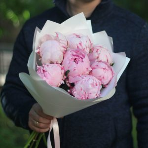 7 розовых пионов в упаковке — Пионы
