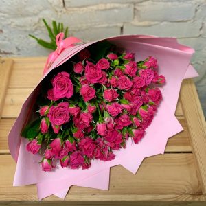 15 розовых кустовых роз в упаковке — Розы