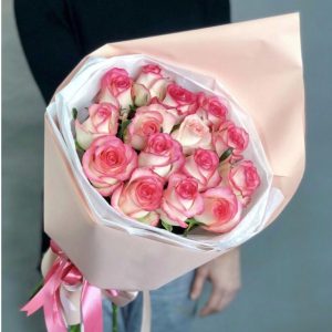 Букет из 15 розово-белых роз (40 см.)