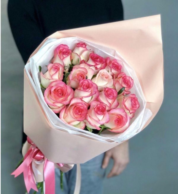 Букет из 15 розово-белых роз (40 см.)