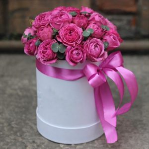 25 пионовидных розовых роз в белой коробке — Розы