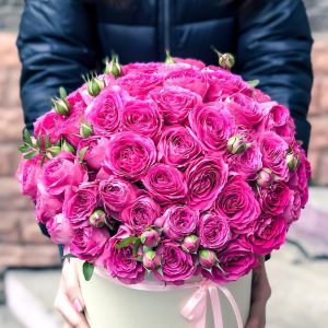 Кустовые пионовидные розы в коробке — 29 кустовых роз
