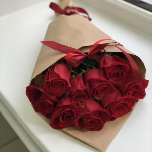 Букет из 15 бордовых роз в крафте — 15 роз в упаковке
