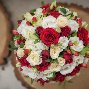 Букет невесты из красно-белых роз