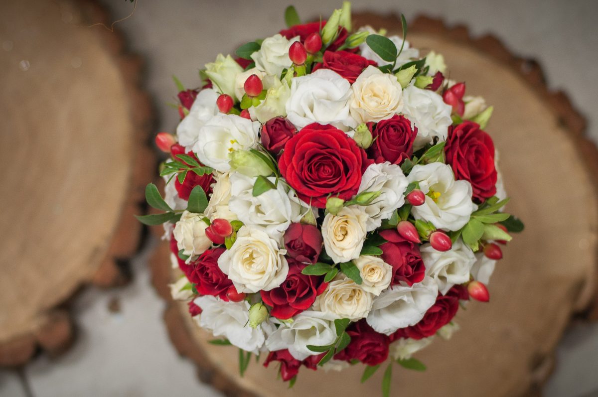 Свадебный букет из красных роз - 78 фото