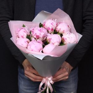 Букет из 9 розовых пионов в упаковке — Пионы