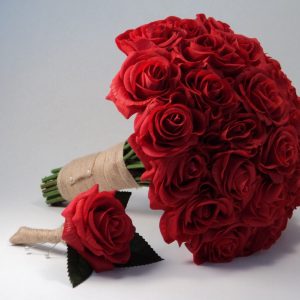 Букет невесты из красных роз — Бордовые розы невесте