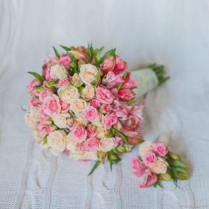 Нежный букет невесты из кустовых роз — Букет невесты из кустовых роз
