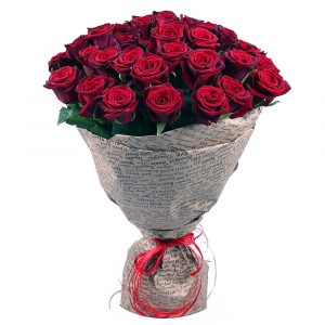Букет из 23 бордовых роз в крафте — 23 красные розы