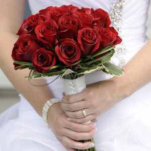 Букет невесты из бордовых роз — Бордовые розы невесте