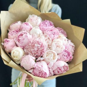 Букет из 19 бело-розовых пионов — Пионы