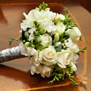 Свадебный букет из фрезий и роз — Букеты невесты из белых роз