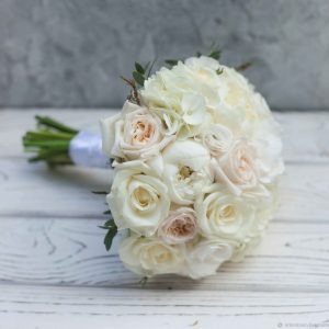 Белый букет невесты из пионов и роз —