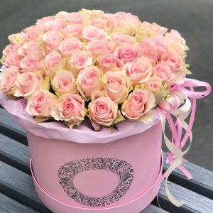 51 нежно-розовая роза в коробке — 50 роз