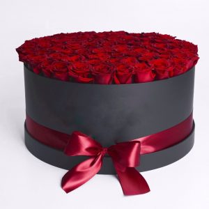 Букет из 51 бордовой розы в коробке — 50 красных роз