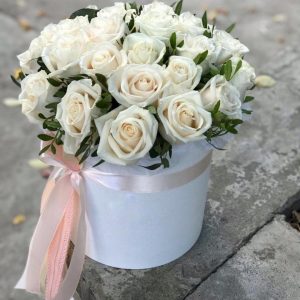 Букет из 15 белых роз в коробке