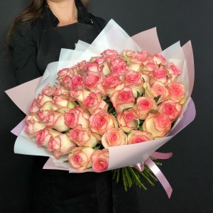 Букет из 51 розово-белой розы (50 см.) — Роза 50 см Кения