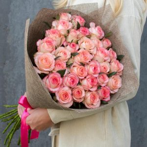 Букет из 35 розово-белых роз (60 см.) — Розы