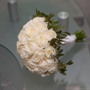 Букет невесты из белых роз — Букеты невесты из белых роз